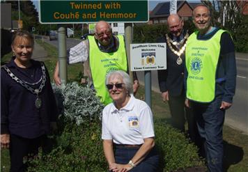 Mayor attends Lions Centennial signs