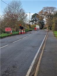 Temporary traffic lights in Longdon
