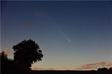 CHRIS TAKES EYES OFF THE ROAD TO SEE COMET!